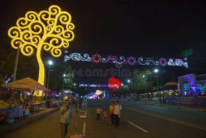 Vue d'Avenida Bolivar la nuit avec des arbres du ` s de la vie du Nicaragua photographie stock libre de droits Vue d'Avenida Bolivar la nuit avec des arbres du ` s de la vie du Nicaragua photographie stock libre de droits