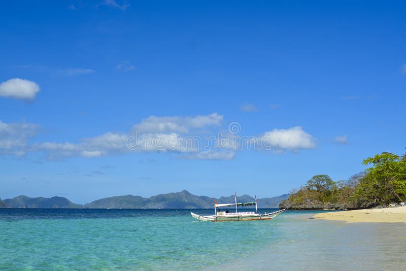 Vue d'EL Nido C'est une 1ère municipalité de classe dans la province de Palawan, Philippines photographie stock libre de droits Vue d'EL Nido C'est une 1ère municipalité de classe dans la province de Palawan, Philippines photographie stock libre de droits