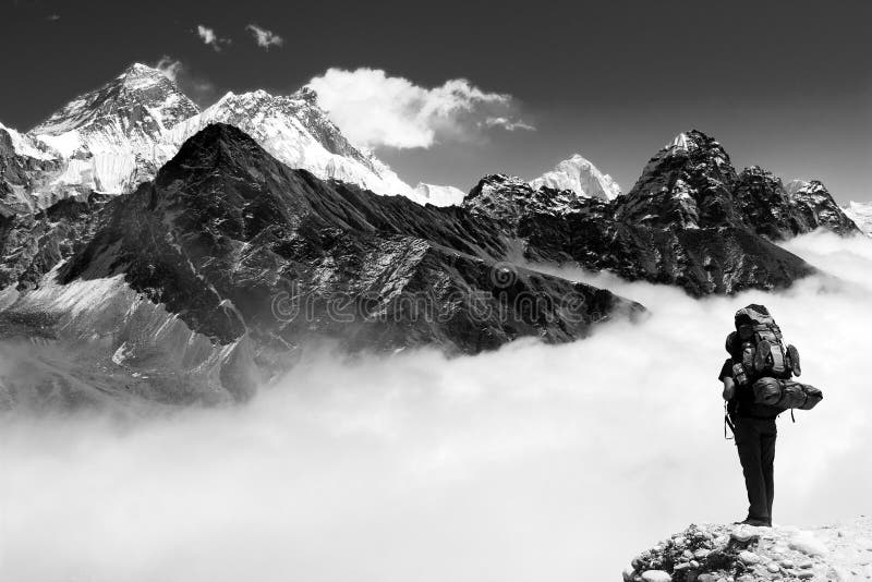 Vue d'Everest de Gokyo avec le touriste image libre de droits Vue d'Everest de Gokyo avec le touriste image libre de droits
