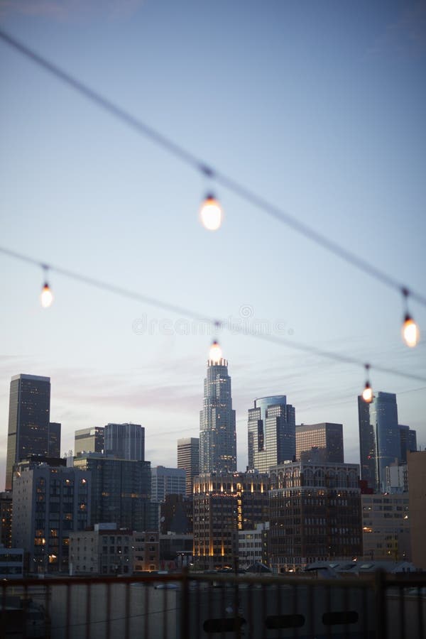 Vue d'horizon de Los Angeles au coucher du soleil avec de la ficelle des lumières dans le premier plan photographie stock Vue d'horizon de Los Angeles au coucher du soleil avec de la ficelle des lumières dans le premier plan photographie stock