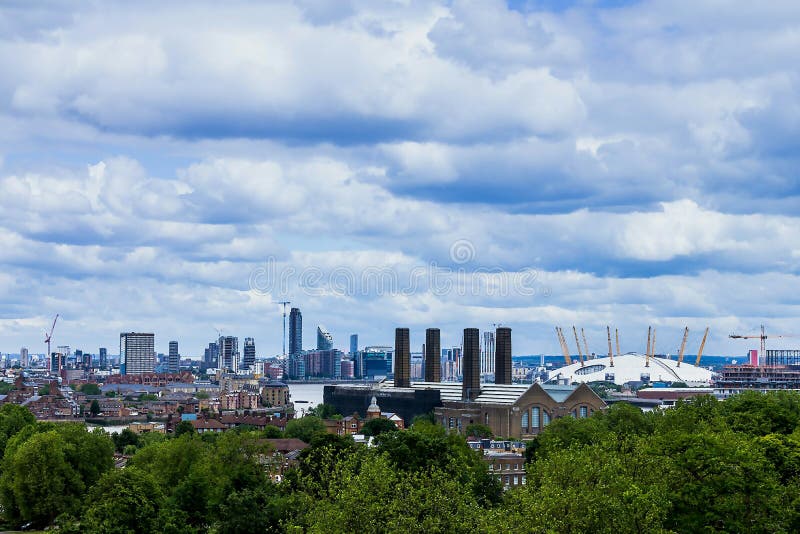 Vue d'horizon du quai de Morden, d'une ancienne raffinerie d'édulcorants sur la péninsule de Greenwich et de l'arène 02 Londres, image stock Vue d'horizon du quai de Morden, d'une ancienne raffinerie d'édulcorants sur la péninsule de Greenwich et de l'arène 02 Londres, image stock