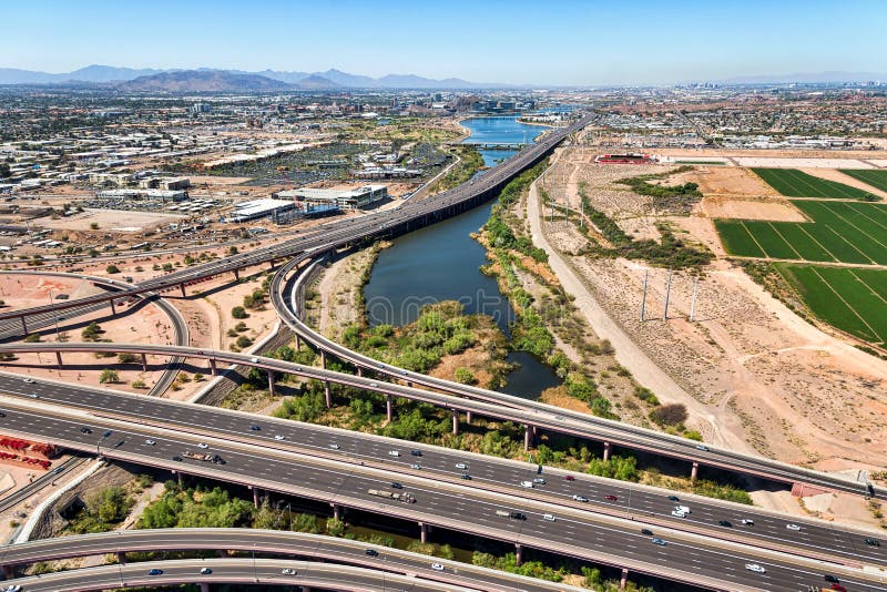 Vue d'hélicoptère de au-dessus d'un échange d'autoroute image libre de droits Vue d'hélicoptère de au-dessus d'un échange d'autoroute image libre de droits