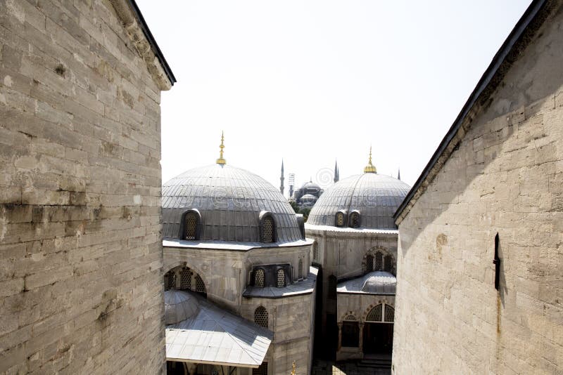 Vue d'Istanbul de la fenêtre de St Sophia Cathedral photo stock Vue d'Istanbul de la fenêtre de St Sophia Cathedral photo stock