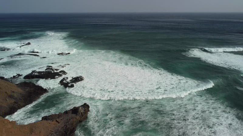 Vue d'oiseaux sur le village près de punto hedalgo sur la côte atlantique banque de vidéos
