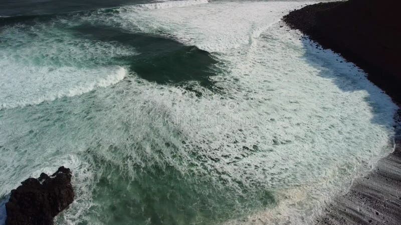 Vue d'oiseaux sur le village près de punto hedalgo sur la côte atlantique banque de vidéos