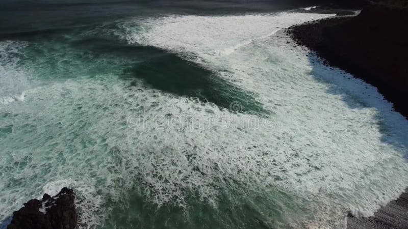 Vue d'oiseaux sur le village près de punto hedalgo sur la côte atlantique banque de vidéos