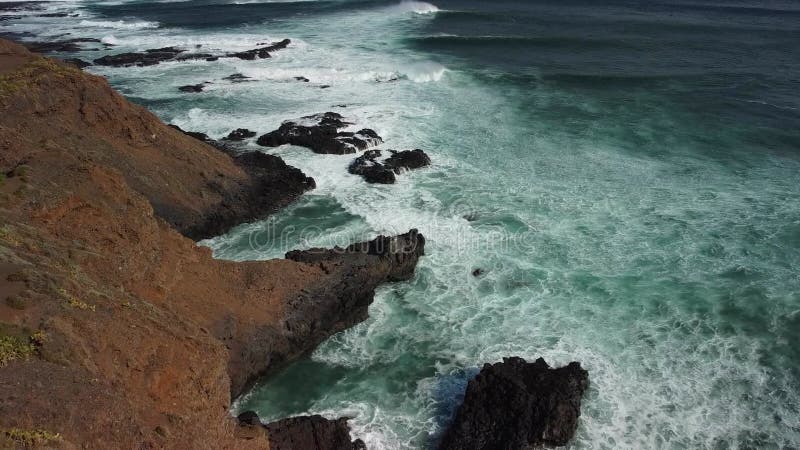 Vue d'oiseaux sur le village près de punto hedalgo sur la côte atlantique clips vidéos
