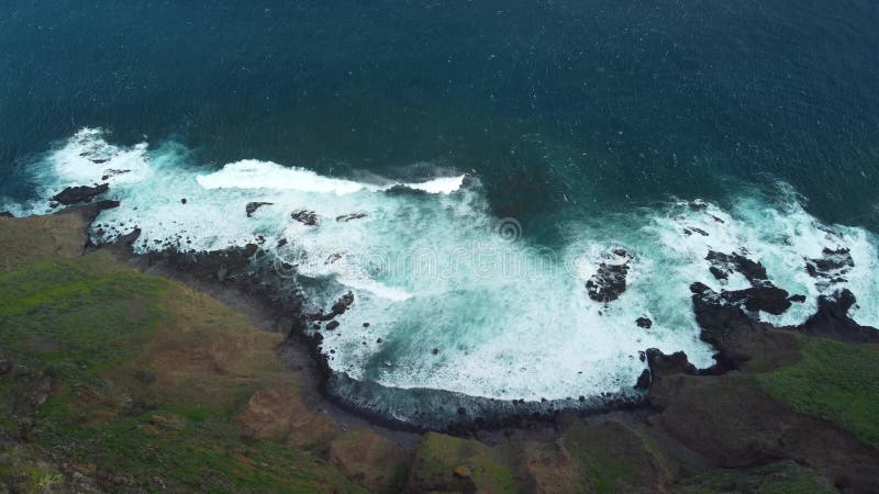 Vue d'oiseaux sur le village près de punto hedalgo sur la côte atlantique banque de vidéos
