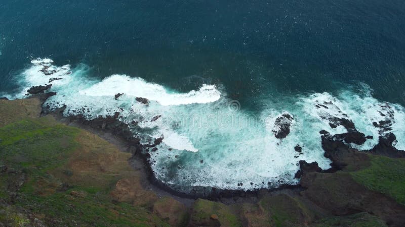 Vue d'oiseaux sur le village près de punto hedalgo sur la côte atlantique banque de vidéos
