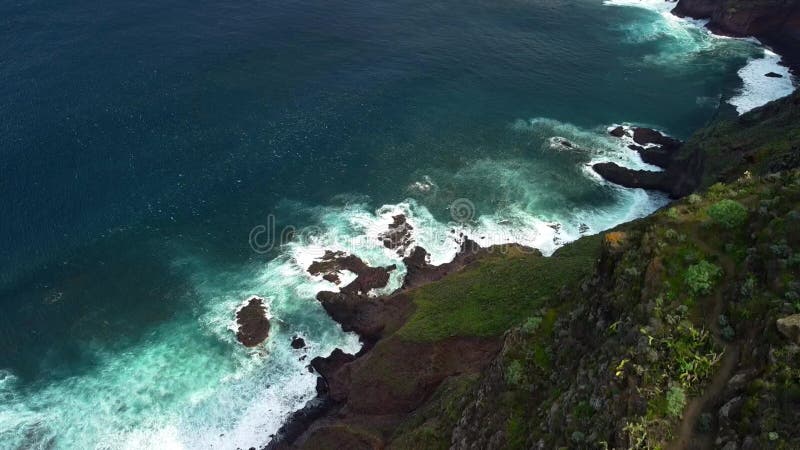 Vue d'oiseaux sur le village près de punto hedalgo sur la côte atlantique banque de vidéos