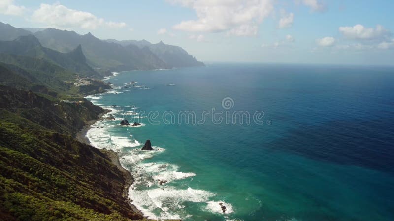 Vue d'oiseaux sur le village près de punto hedalgo sur la côte atlantique clips vidéos