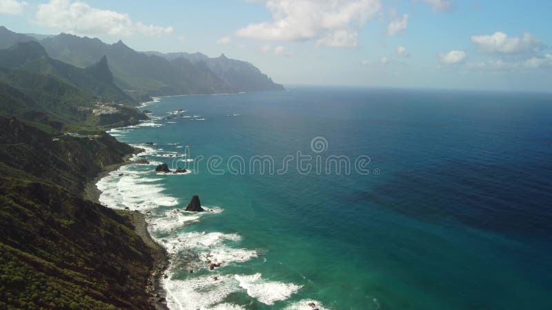 Vue d'oiseaux sur le village près de punto hedalgo sur la côte atlantique banque de vidéos