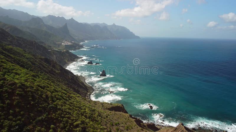 Vue d'oiseaux sur le village près de punto hedalgo sur la côte atlantique banque de vidéos