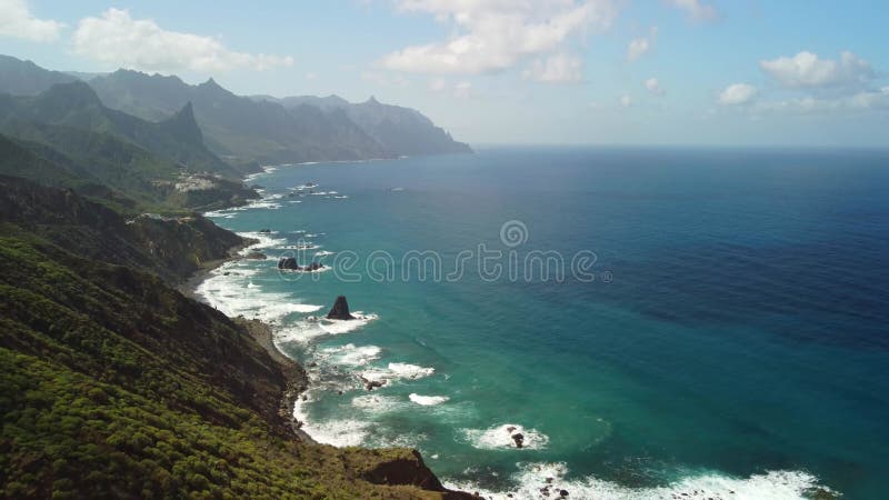 Vue d'oiseaux sur le village près de punto hedalgo sur la côte atlantique clips vidéos