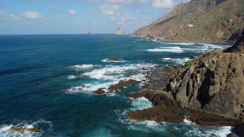 Vue d'oiseaux sur le village près de punto hedalgo sur la côte atlantique banque de vidéos