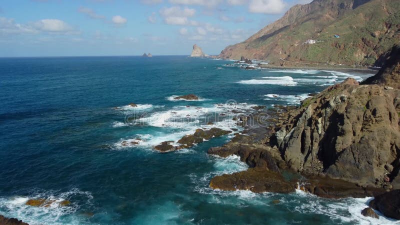 Vue d'oiseaux sur le village près de punto hedalgo sur la côte atlantique banque de vidéos