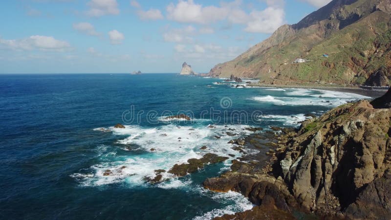 Vue d'oiseaux sur le village près de punto hedalgo sur la côte atlantique banque de vidéos