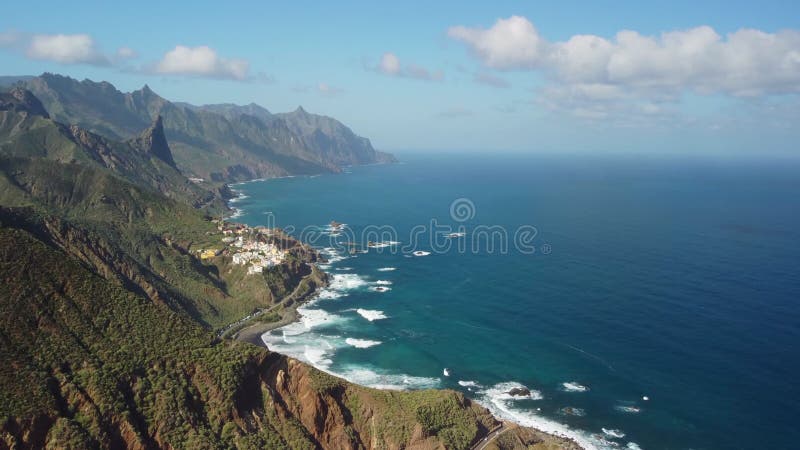 Vue d'oiseaux sur le village près de punto hedalgo sur la côte atlantique banque de vidéos