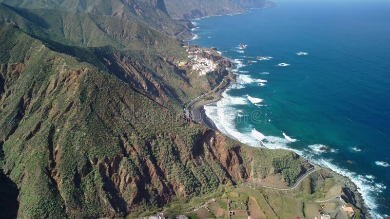 Vue d'oiseaux sur le village près de punto hedalgo sur la côte atlantique banque de vidéos