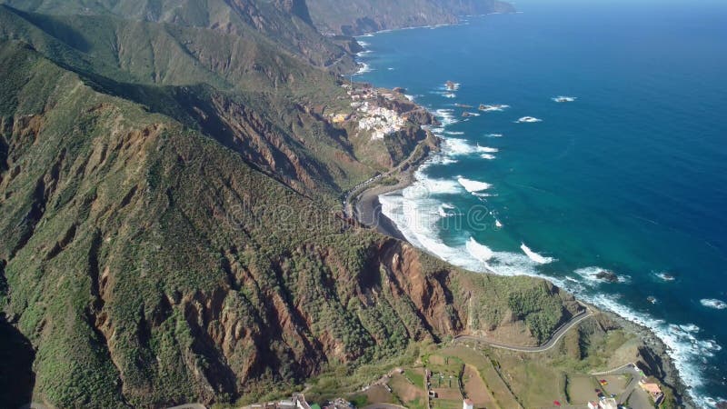 Vue d'oiseaux sur le village près de punto hedalgo sur la côte atlantique banque de vidéos