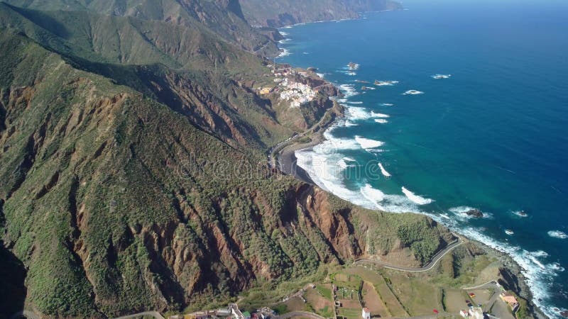 Vue d'oiseaux sur le village près de punto hedalgo sur la côte atlantique banque de vidéos