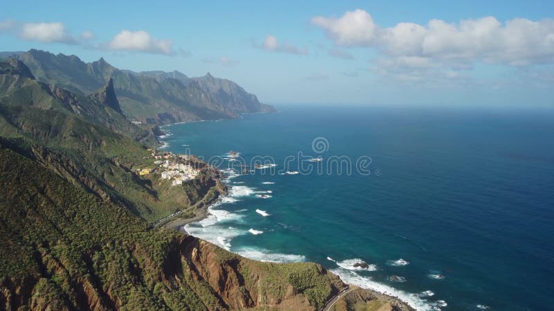 Vue d'oiseaux sur le village près de punto hedalgo sur la côte atlantique clips vidéos