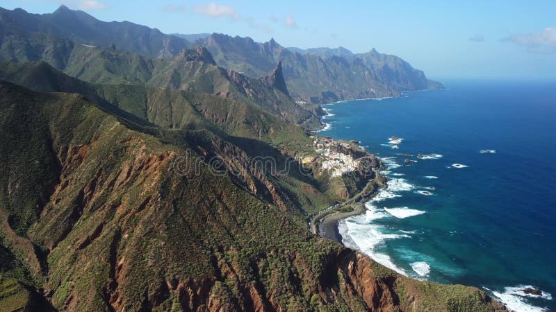 Vue d'oiseaux sur le village près de punto hedalgo sur la côte atlantique clips vidéos