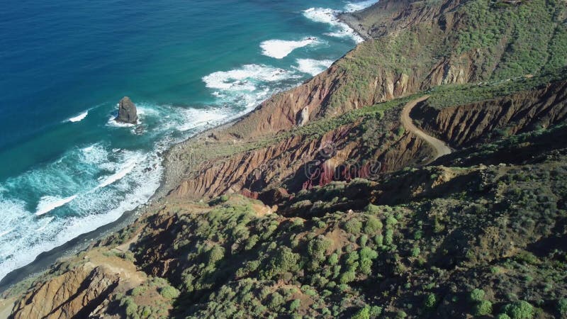 Vue d'oiseaux sur le village près de punto hedalgo sur la côte atlantique banque de vidéos