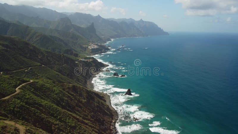 Vue d'oiseaux sur le village près de punto hedalgo sur la côte atlantique clips vidéos