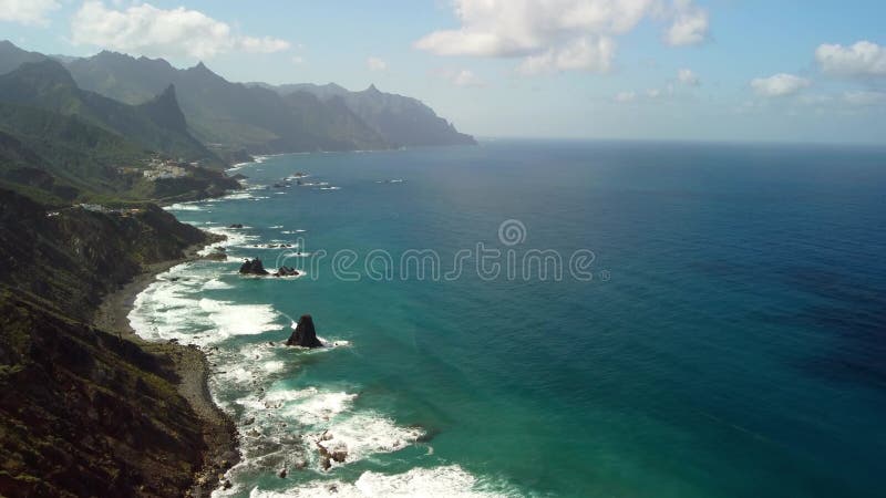 Vue d'oiseaux sur le village près de punto hedalgo sur la côte atlantique banque de vidéos