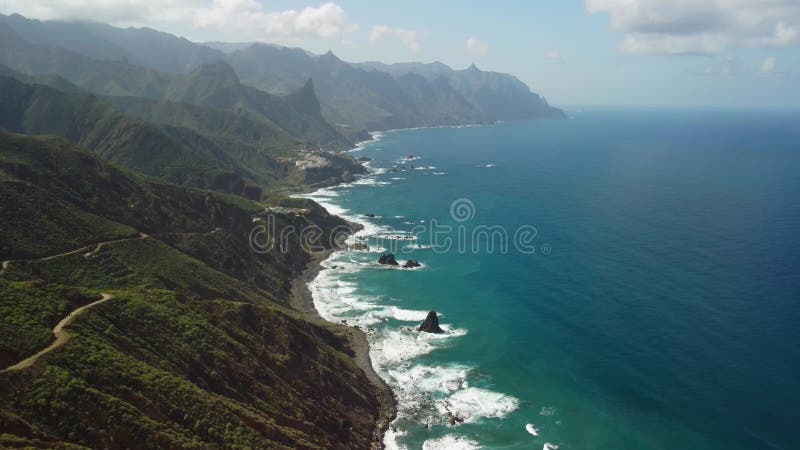 Vue d'oiseaux sur le village près de punto hedalgo sur la côte atlantique banque de vidéos
