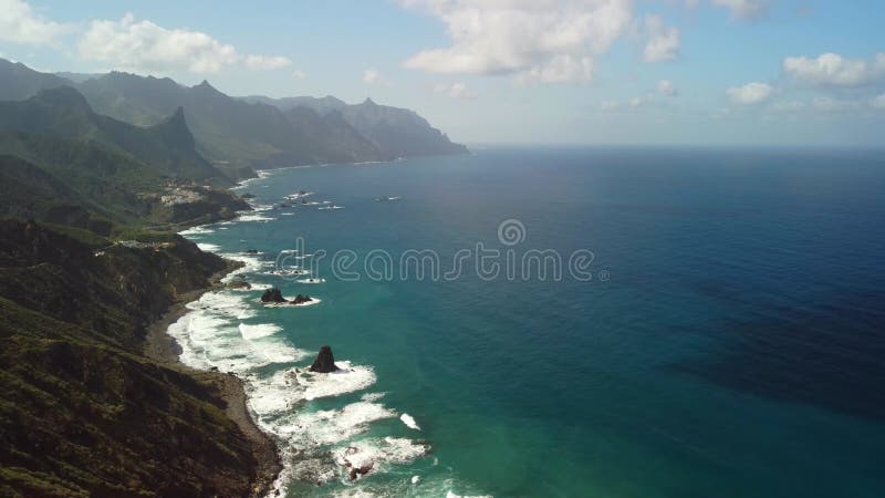 Vue d'oiseaux sur le village près de punto hedalgo sur la côte atlantique banque de vidéos