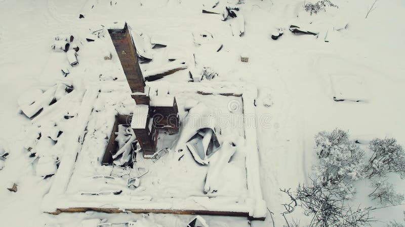 Vue d'oiseaux un poêle détruit avec une cheminée à haute densité en hiver. banque de vidéos