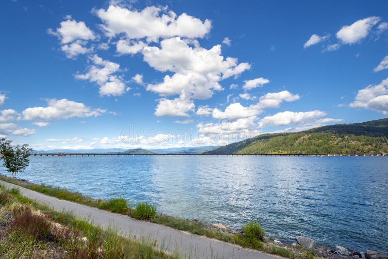 Vue d'oreille du lac PEND et les montagnes du nord De l'idaho sandpoint états-unis bay bridge sandpoint du long photos stock