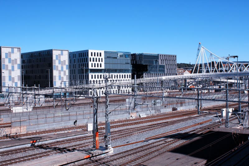 Vue d'Oslo avec la station de train et les bâtiments modernes Ils en sont photos libres de droits Vue d'Oslo avec la station de train et les bâtiments modernes Ils en sont photos libres de droits