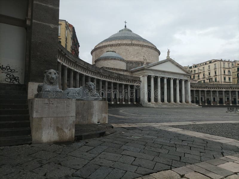 Vue d'un détail de la piazza plébiscito à l'aube un matin de printemps.