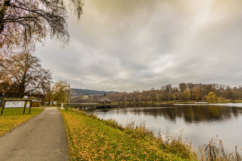 Vue d'un sentier piéton à côté du lac Doyards avec son belvédère au milieu du lac photos stock Vue d'un sentier piéton à côté du lac Doyards avec son belvédère au milieu du lac photos stock