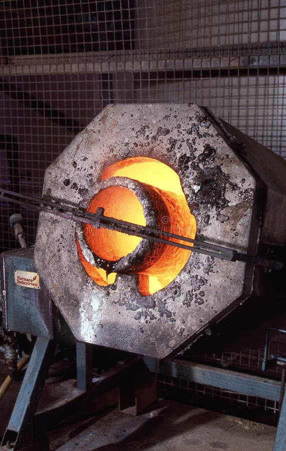 Vue d'une fournaise d'or pendant la fusion d'or. Vue d'une fournaise d'or brillant chaud pendant la fonte de l'or presque prêt à verser l'or fondu ingot moule