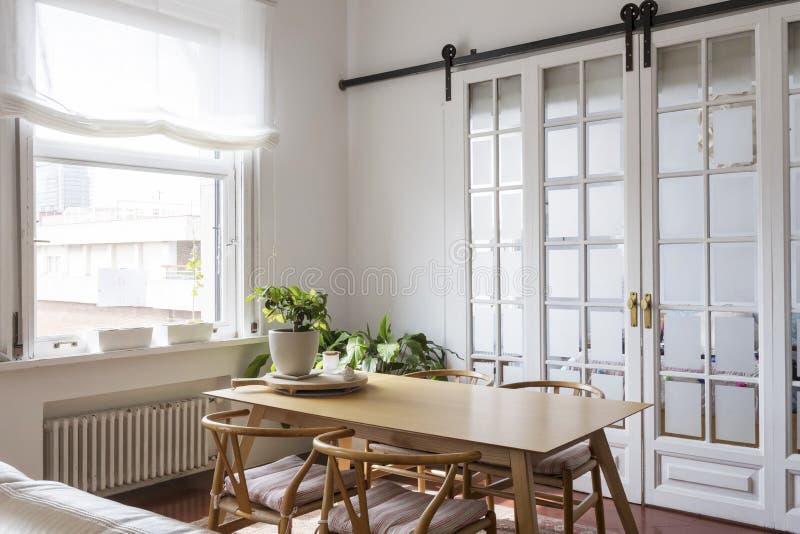 Vue d'une salle dinning lumineuse simple image libre de droits Vue d'une salle dinning lumineuse simple image libre de droits