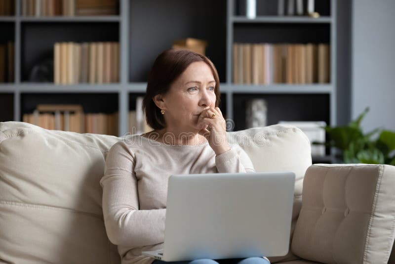 Vue d'âge moyen pensive de femme de considérer de distance images libres de droits