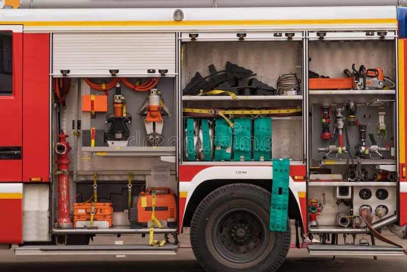 Vue d'équipement d'une manière ordonnée fixe pour la lutte contre l'incendie images libres de droits Vue d'équipement d'une manière ordonnée fixe pour la lutte contre l'incendie images libres de droits