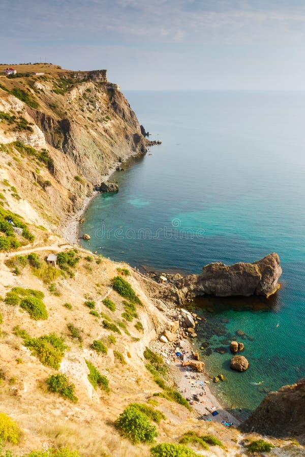 Vue d'été de côte de la Mer Noire près de cap de Fiolent image libre de droits Vue d'été de côte de la Mer Noire près de cap de Fiolent image libre de droits
