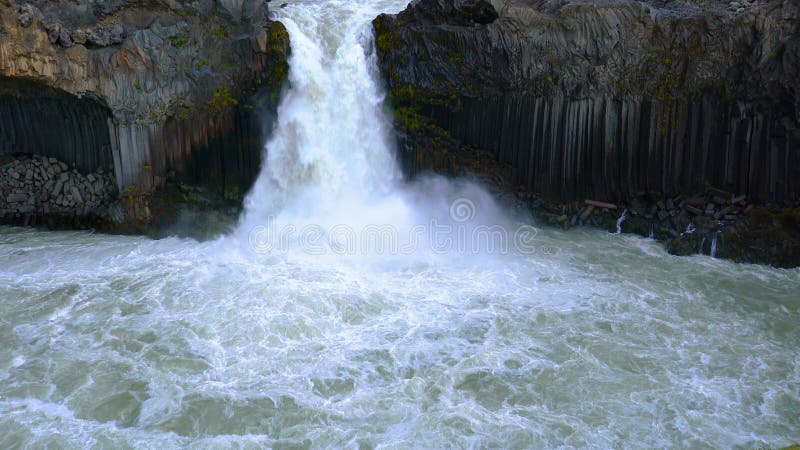 Vue d'été de cascade d'Aldeyjarfoss à la vallée de Bardadalur banque de vidéos