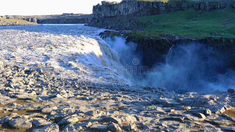Vue d'été de cascade de Dettifoss en parc national de Vatnajokull banque de vidéos