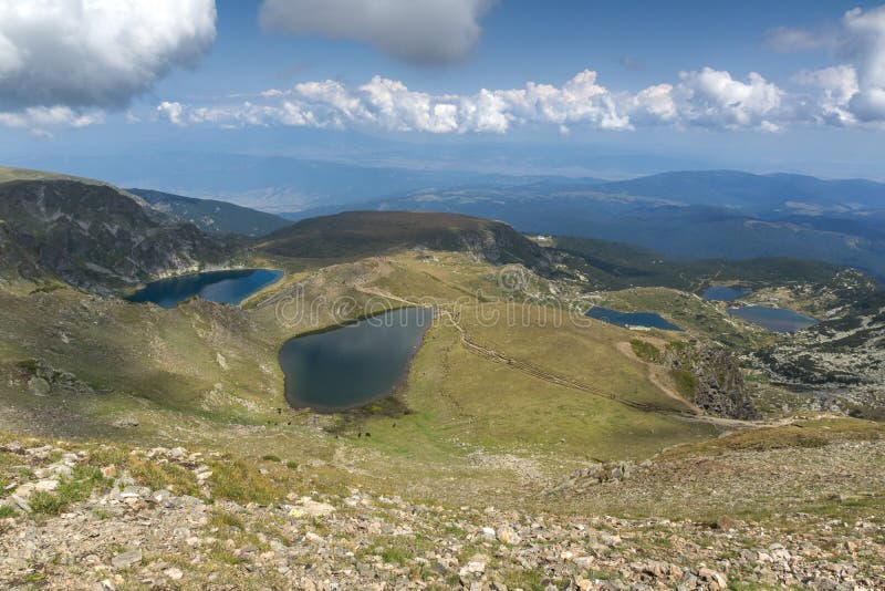 Vue d'été du jumeau, de la minette, des poissons et des lacs inférieurs, montagne de Rila, les sept lacs Rila, Bulgarie photos libres de droits Vue d'été du jumeau, de la minette, des poissons et des lacs inférieurs, montagne de Rila, les sept lacs Rila, Bulgarie photos libres de droits