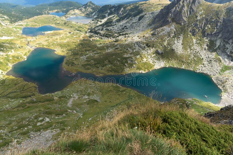Vue d'été du jumeau, de la minette les lacs fish et plus de l'inférieur, montagne de Rila, les sept lacs Rila, Bulgarie photos libres de droits Vue d'été du jumeau, de la minette les lacs fish et plus de l'inférieur, montagne de Rila, les sept lacs Rila, Bulgarie photos libres de droits