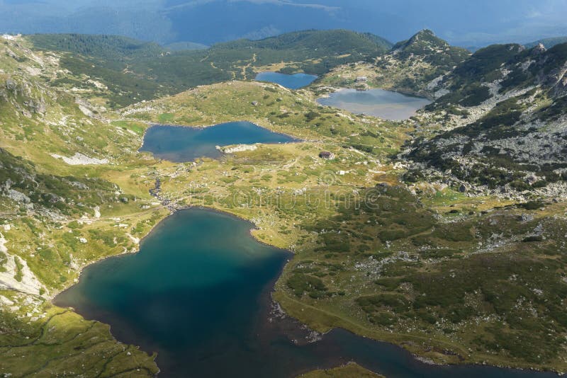 Vue d'été du jumeau, de la minette les lacs fish et plus de l'inférieur, montagne de Rila, les sept lacs Rila, Bulgarie photographie stock Vue d'été du jumeau, de la minette les lacs fish et plus de l'inférieur, montagne de Rila, les sept lacs Rila, Bulgarie photographie stock
