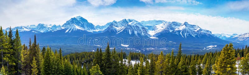 Vue de balayage de Canadien les Rocheuses au lac Louise Near Banff, Alberta, Canada image libre de droits Vue de balayage de Canadien les Rocheuses au lac Louise Near Banff, Alberta, Canada image libre de droits