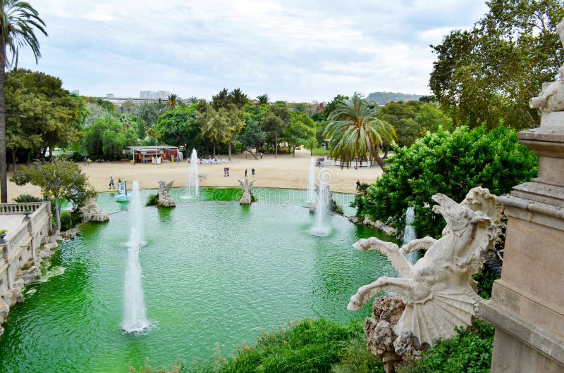 Vue de Barcelone, Espagne Fontaine au parc de la Ciutadella de citadelle de Parc image stock Vue de Barcelone, Espagne Fontaine au parc de la Ciutadella de citadelle de Parc image stock