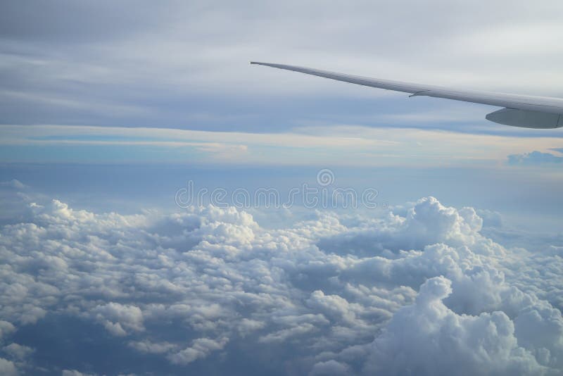Vue de beau cloudscape avec des nuances de fond de ciel bleu de fenêtre d'avion de vol avec l'aile d'avion images stock Vue de beau cloudscape avec des nuances de fond de ciel bleu de fenêtre d'avion de vol avec l'aile d'avion images stock